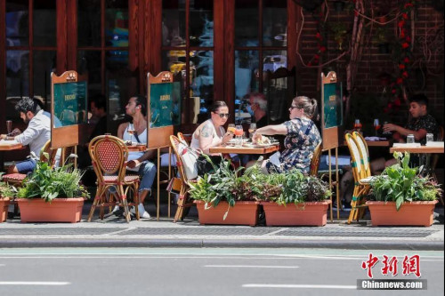 当地时间6月22日，纽约曼哈顿一家餐厅，顾客在户外用餐。当日，纽约市按预定计划进入第二阶段重启，市政府预计将有约30万人重返工作岗位。<a target='_blank' href='http://www.chinanews.com/'>中新社</a>记者 廖攀 摄