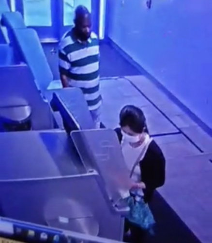 6月25日，一名华裔女子在纽约曼哈顿华埠取钱时，被不法分子盯上，遭遇抢劫。(警方提供)