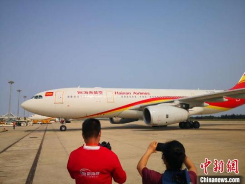 图为一架飞机降落在海口美兰国际机场。 尹海明 摄 图为一架飞机降落在海口美兰国际机场。 尹海明 摄