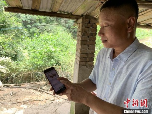 赵九生正在给记者展示今天收到的订单。李韵涵 摄 赵九生正在给记者展示今天收到的订单。李韵涵 摄