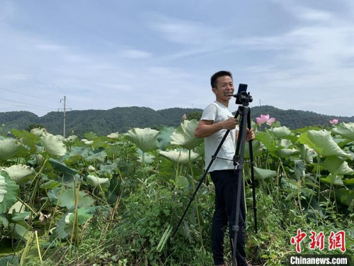 万亮正在利用手机直播售卖自家农产品。李韵涵 摄 万亮正在利用手机直播售卖自家农产品。李韵涵 摄