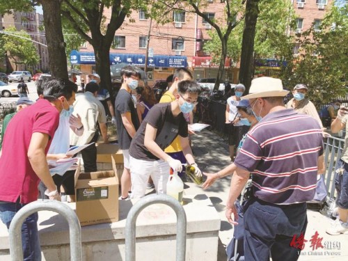 华裔志愿者帮助艾姆赫斯特华人耆老续装免洗洗手液。(《侨报》张晶 摄)