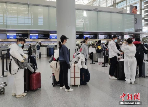 3月，前往中国的乘客采取严密防护措施，在美国旧金山国际机场排队办理登机手续。<a target='_blank' href='http://www.chinanews.com/'>中新社</a>记者 刘关关 摄