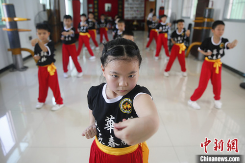 图为6月13日，小学生在红基石党群服务中心图书馆内练习咏春拳。 <a target='_blank' href='http://www.chinanews.com/'>中新社</a>记者 王骏 摄