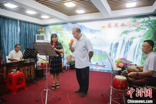 图为6月13日,老年人在红基石党群服务中心内表演粤曲。<a target='_blank' href='http://www.chinanews.com/'>中新社</a>记者 王骏 摄 图为6月13日,老年人在红基石党群服务中心内表演粤曲。<a target='_blank' href='http://www.chinanews.com/'>中新社</a>记者 王骏 摄