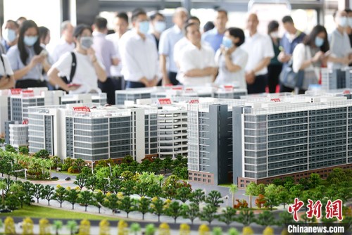 图为6月13日,广东顺德万洋众创城工程模型沙盘。 <a target='_blank' href='http://www.chinanews.com/'>中新社</a>记者 王骏 摄 图为6月13日,广东顺德万洋众创城工程模型沙盘。 <a target='_blank' href='http://www.chinanews.com/'>中新社</a>记者 王骏 摄