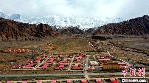 新疆克州乌恰县吉根乡萨喀勒村全貌。　邵琳 摄