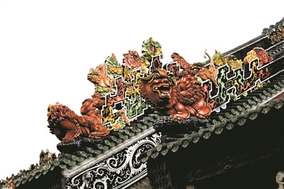 屋脊上的灰塑是岭南建筑重要的装饰元素。