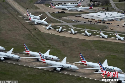 资料图：美国俄克拉荷马州塔尔萨的塔尔萨国际机场的跑道上停满了飞机。
