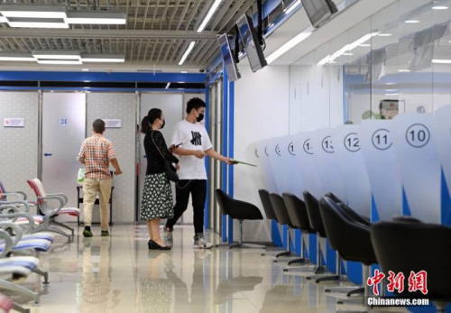 资料图:市民在位于北京的英国签证申请中心递交签证相关材料。 <a target='_blank' href='http://www.chinanews.com/'>中新社</a>记者 侯宇 摄 资料图:市民在位于北京的英国签证申请中心递交签证相关材料。 <a target='_blank' href='http://www.chinanews.com/'>中新社</a>记者 侯宇 摄