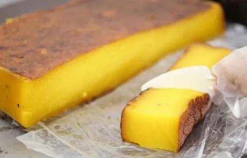 　　金黄色的木薯糕是最讨喜的糕点，烘得外层焦黄芳香，虽然制作工序多，但因需求量高，每天都有供应。(马来西亚《星洲日报》)