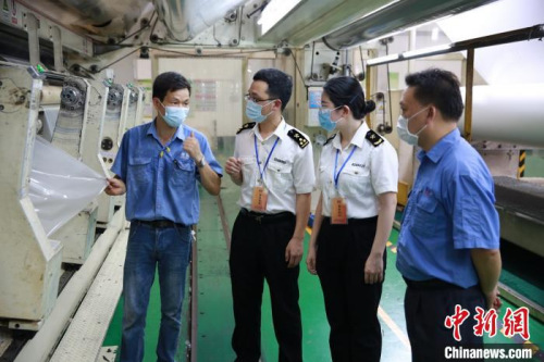 广州海关所属佛山海关驻顺德办事处关员到企业进行产业调研帮助企业解决实际问题 吕小浩 摄 广州海关所属佛山海关驻顺德办事处关员到企业进行产业调研帮助企业解决实际问题 吕小浩 摄