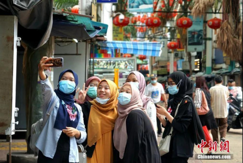 7月12日，因疫情暴发歇业的马来西亚吉隆坡茨厂街获准重新开业，图为马来西亚本地游客在茨厂街自拍。<a target='_blank' href='http://www.chinanews.com/'>中新社</a>记者 陈悦 摄