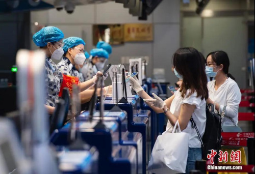 资料图：7月4日，出行的旅客在北京首都国际机场2号航站楼航司托运处出示自己的健康信息。<a target='_blank' href='http://www.chinanews.com/'>中新社</a>记者 侯宇 摄
