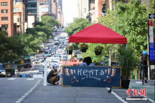 资料图：当地时间7月16日，美国纽约曼哈顿，一家餐厅的工作人员在布置户外就餐区。<a target='_blank' href='http://www.chinanews.com/'>中新社</a>记者 廖攀 摄
