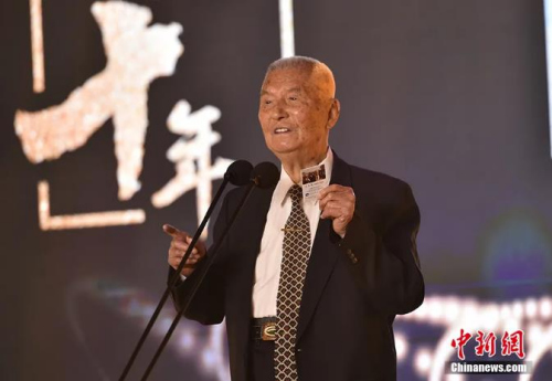 2019年1月4日,由中国新闻社主办的“2018‘侨鑫杯’全球华侨华人年度评选”颁奖典礼在北京举行。图为“‘侨’这40年”征文活动一等奖获奖者代表、第四届中国侨联主席庄炎林发表获奖感言。<a target='_blank' href='http://www.chinanews.com/' >中新网</a>记者 翟璐 摄 2019年1月4日,由中国新闻社主办的“2018‘侨鑫杯’全球华侨华人年度评选”颁奖典礼在北京举行。图为“‘侨’这40年”征文活动一等奖获奖者代表、第四届中国侨联主席庄炎林发表获奖感言。<a target='_blank' href='http://www.chinanews.com/' >中新网</a>记者 翟璐 摄