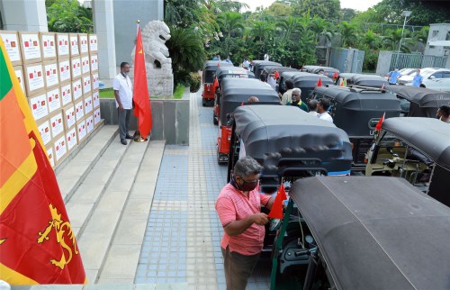 驻斯里兰卡使馆向5000名三轮出租车司机捐赠口罩和防疫海报。(中国驻斯里兰卡大使馆网站)