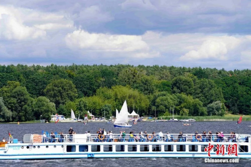 资料图：当地时间7月12日，德国民众乘坐游船和驾驶帆船在柏林万湖上游玩。<a target='_blank' href='http://www.chinanews.com/'>中新社</a>记者 彭大伟 摄