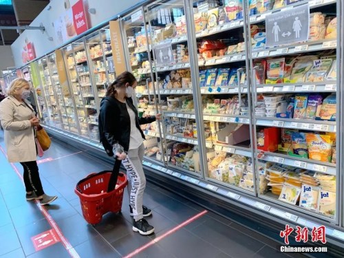 资料图：德国柏林市中心的REWE超市内，顾客正在选购商品。<a target='_blank' href='http://www.chinanews.com/'>中新社</a>记者 彭大伟 摄