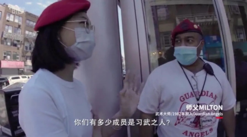 王小绿和“守护天使”的成员在一起。(视频截图自纪录片《守护Chinatown》) 王小绿和“守护天使”的成员在一起。(视频截图自纪录片《守护Chinatown》)