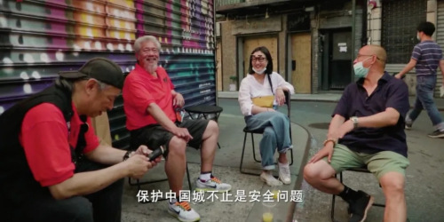 王小绿和唐人街“老炮儿们”。(视频截图自纪录片《守护Chinatown》) 王小绿和唐人街“老炮儿们”。(视频截图自纪录片《守护Chinatown》)