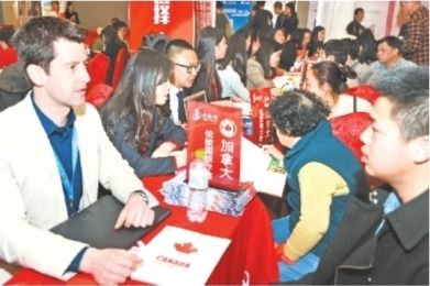 2017年,留学教育机构招生咨询会现场火爆,而今年这样的咨询会武汉线下还没举办过。 长江日报记者李子云 摄 2017年,留学教育机构招生咨询会现场火爆,而今年这样的咨询会武汉线下还没举办过。 长江日报记者李子云 摄