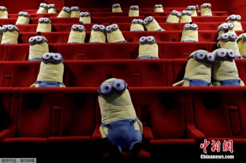 资料图：当地时间6月22日，法国巴黎电影院重新向公众开放，工作人员在电影播放厅的椅子上摆小黄人，以帮助观众保持社交距离。