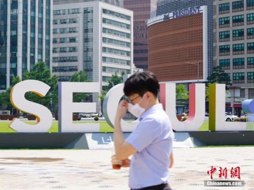　6月23日，一位韩国首尔市民经过首尔广场。 <a target='_blank' href='http://www.chinanews.com/'>中新社</a>记者 曾鼐 摄