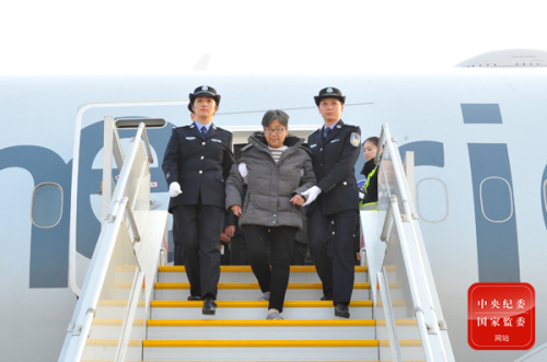 2016年11月16日,在中央反腐败协调小组国际追逃追赃工作办公室的统筹协调下,经中央有关部门和浙江省追逃办密切协作,潜逃海外13年之久的“百名红通人员”头号嫌犯杨秀珠回国投案。 2016年11月16日,在中央反腐败协调小组国际追逃追赃工作办公室的统筹协调下,经中央有关部门和浙江省追逃办密切协作,潜逃海外13年之久的“百名红通人员”头号嫌犯杨秀珠回国投案。
