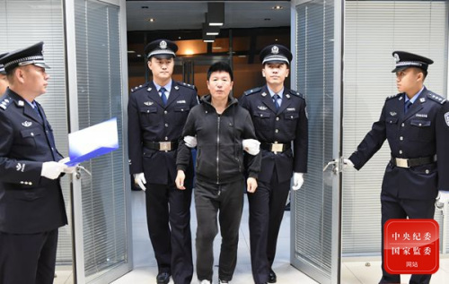2016年11月12日,在中央反腐败协调小组国际追逃追赃工作办公室的统筹协调下,经中国和新西兰两国执法部门密切合作,潜逃海外15年之久的闫永明回国投案。 2016年11月12日,在中央反腐败协调小组国际追逃追赃工作办公室的统筹协调下,经中国和新西兰两国执法部门密切合作,潜逃海外15年之久的闫永明回国投案。
