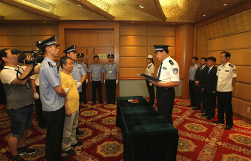 在潜逃18年后,黄海勇于2016年7月17日自秘鲁被成功引渡押解回国。 在潜逃18年后,黄海勇于2016年7月17日自秘鲁被成功引渡押解回国。