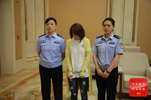 2019年7月,4名职务犯罪嫌疑人和重要涉案人于荡、詹伟胜、林舜涛、项亨达被缉捕归案。这是于荡被刑事拘留。 2019年7月,4名职务犯罪嫌疑人和重要涉案人于荡、詹伟胜、林舜涛、项亨达被缉捕归案。这是于荡被刑事拘留。