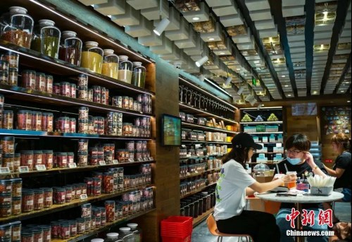 “同仁堂知嘛健康”店内,顾客或坐饮咖啡饮料,或选购健康食材。<a target='_blank' href='http://www.chinanews.com/'>中新社</a>记者 侯宇 摄 “同仁堂知嘛健康”店内,顾客或坐饮咖啡饮料,或选购健康食材。<a target='_blank' href='http://www.chinanews.com/'>中新社</a>记者 侯宇 摄