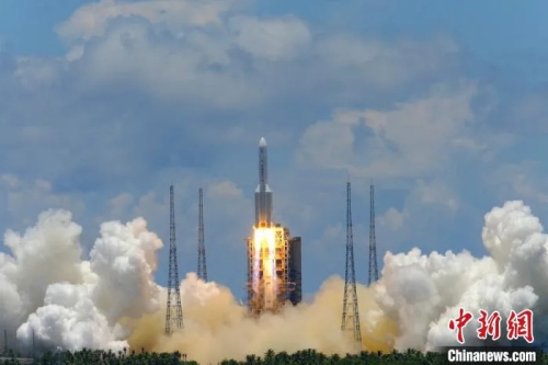 7月23日,中国首次火星探测任务天问一号探测器在文昌航天发射场升空,开启火星探测之旅,迈出了中国行星探测第一步。郭文彬 摄 7月23日,中国首次火星探测任务天问一号探测器在文昌航天发射场升空,开启火星探测之旅,迈出了中国行星探测第一步。郭文彬 摄