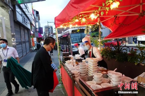 资料图：当地时间8月16日晚，一家中餐厅在纽约法拉盛社区街道旁外卖菜肴。随着纽约经济活动的恢复，当地民众夜间活动逐渐增多。<a target='_blank' href='http://www.chinanews.com/'>中新社</a>记者 廖攀 摄