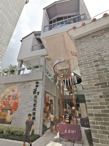 非遗街区里最大的是“南箫王”郭大强的工作室。 非遗街区里最大的是“南箫王”郭大强的工作室。