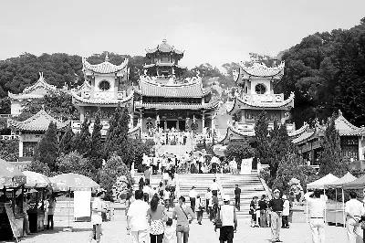 资料图:湄洲妈祖祖庙西轴线建筑群,包括正殿、寝殿、钟鼓楼等。 福建日报 记者 陈建平 摄 资料图:湄洲妈祖祖庙西轴线建筑群,包括正殿、寝殿、钟鼓楼等。 福建日报 记者 陈建平 摄