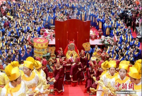 2019年4月27日,“妈祖诞辰1059周年纪念大会暨春祭妈祖大典”在福建省莆田市湄洲岛举行,吸引东南亚及台湾地区的上千名妈祖宫庙代表前来共祭妈祖。图为信众抬妈祖金身回銮。<a target='_blank' href='http://www.chinanews.com/'>中新社</a>记者 吕明 摄 2019年4月27日,“妈祖诞辰1059周年纪念大会暨春祭妈祖大典”在福建省莆田市湄洲岛举行,吸引东南亚及台湾地区的上千名妈祖宫庙代表前来共祭妈祖。图为信众抬妈祖金身回銮。<a target='_blank' href='http://www.chinanews.com/'>中新社</a>记者 吕明 摄