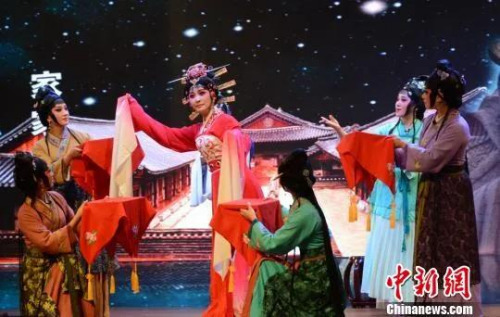 图为莆仙戏《海神妈祖·梳发立志》选段。莆仙戏剧院 供图 图为莆仙戏《海神妈祖·梳发立志》选段。莆仙戏剧院 供图