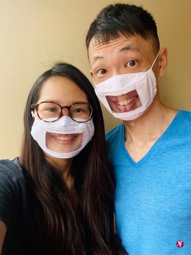 郭盛南(右)和妻子蔡思敏一起制作半透明口罩，希望大家可以看到彼此久违的笑容。(新加坡《联合早报》)