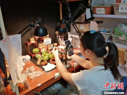 农民合作社员工在直播销售麻核桃。 于海滨 摄 农民合作社员工在直播销售麻核桃。 于海滨 摄
