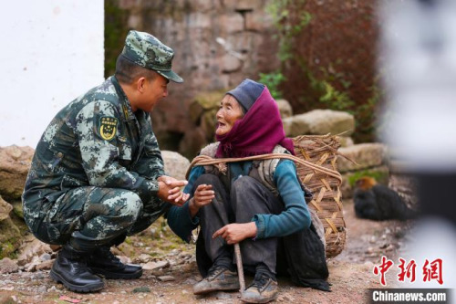 布哈走访孤寡老人。图片由武警部队提供