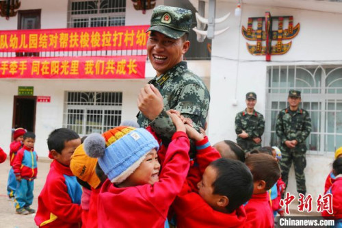 布哈和幼教点小朋友一起跳舞。图片由武警部队提供