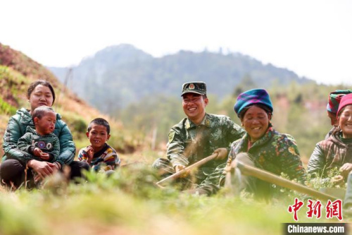 布哈与村民一起劳动。图片由武警部队提供