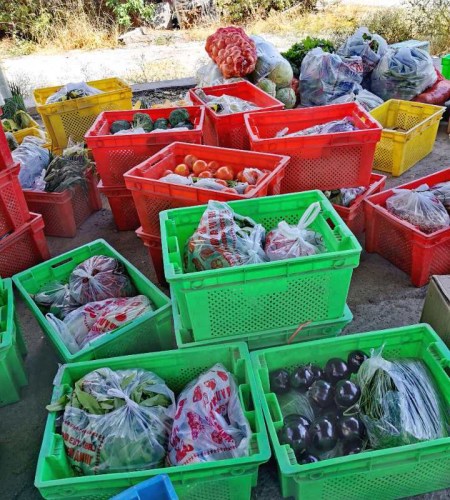 疫情期间,国营超市除了配送中国食品,还为在吉华侨华人采购当地的新鲜蔬菜、肉类、牛奶和鸡蛋等食品。 疫情期间,国营超市除了配送中国食品,还为在吉华侨华人采购当地的新鲜蔬菜、肉类、牛奶和鸡蛋等食品。