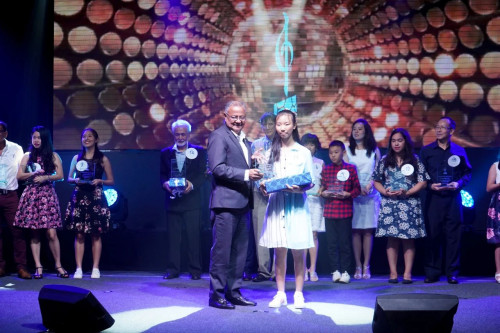 毛里求斯副总统博塞仁为青少年组冠军颁奖。(“毛里求斯中国文化中心”微信公众号)