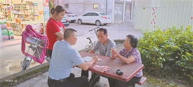 台山社区民警在为离乡80年的老人寻亲。