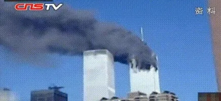被飞机撞击的“双子塔”。(视频截图)