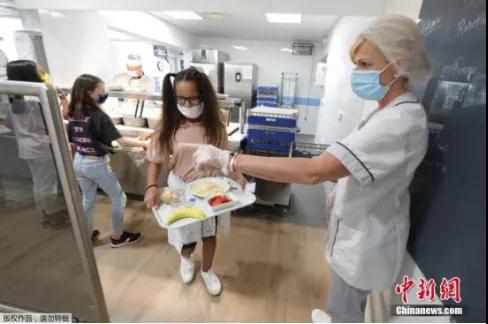 资料图:法国尼斯,学生度过暑假后返校上课,老师和学生在室内外均佩戴口罩做好防护措施。 资料图:法国尼斯,学生度过暑假后返校上课,老师和学生在室内外均佩戴口罩做好防护措施。