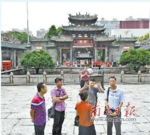 来自越南胡志明市的华人后裔到祖庙寻根。南方日报记者 戴嘉信 摄 来自越南胡志明市的华人后裔到祖庙寻根。南方日报记者 戴嘉信 摄